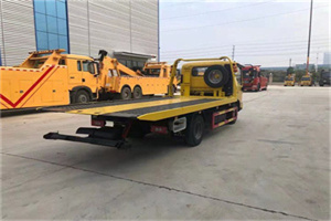 界首非事故拖车